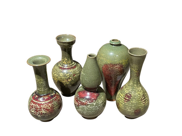 COLLECTION CHINESE OLIVE AND BURGUNDY VASES