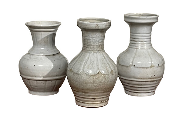CONTEMPORARY CHINESE COLLECTION DECORATIVE PATTERNED WHITE VASES